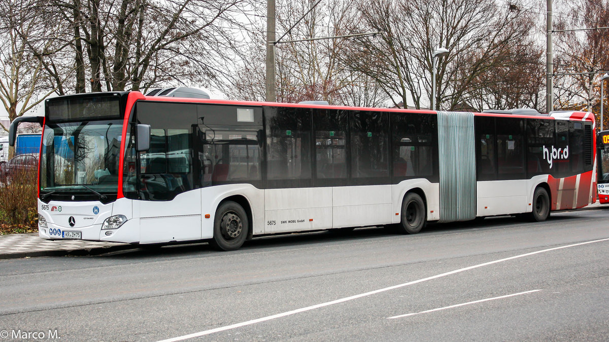 Das Neueste vom Neuen besitzt nun auch die Stadtwerke Krefeld. Dieser MB O530G C2 Hybrid der neusten Generation mit der Wagennummer 5675, konnte an der Haltestelle Edelstahlwerk Tor 3 aufgenommen werden. | Dezember 2018
