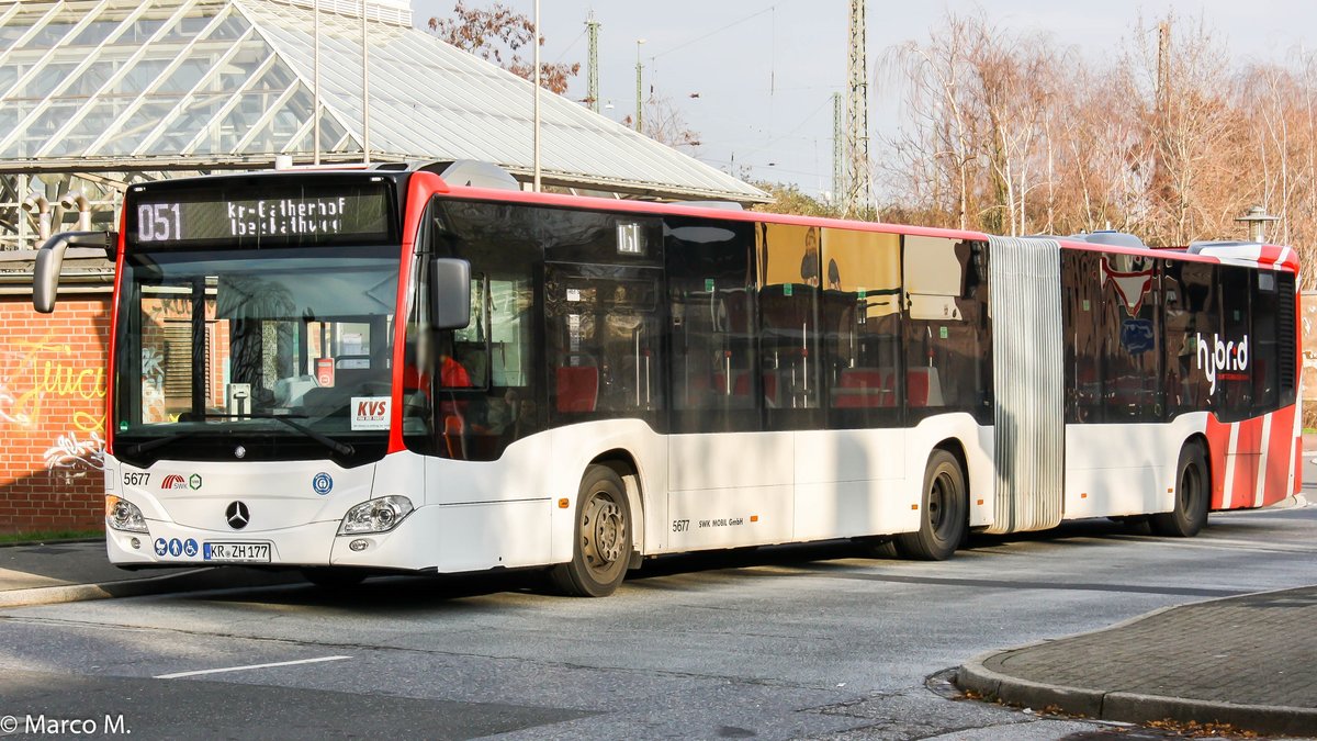 Das Neueste vom Neuen besitzt nun auch die Stadtwerke Krefeld. Dieser MB O530G C2 Hybrid der neusten Generation mit der Wagennummer 5677, konnte an der Haltestelle Krefeld Hauptbahnhof Süd aufgenommen werden. | Dezember 2018