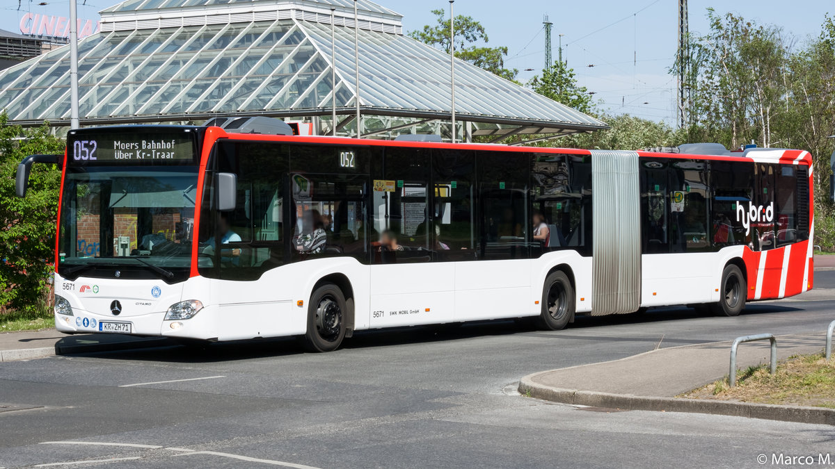 Das Neueste vom Neuen besitzt nun auch die Stadtwerke Krefeld. Dieser MB O530G C2 Hybrid der neusten Generation mit der Wagennummer 5671, konnte an der Haltestelle Krefeld Hauptbahnhof Süd aufgenommen werden. | April 2019