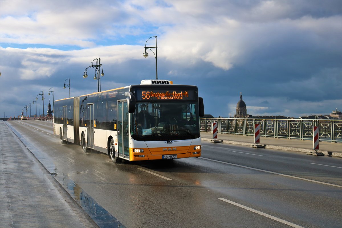 DB Rhein Nahe Bus MAN Lions City G Wagen 309 am 18.01.20 auf der Theodor Heuss Brücke die zur Zeit für Autos gesperrt ist