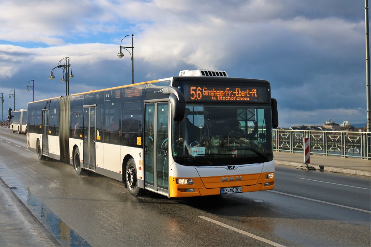 DB Rhein Nahe Bus MAN Lions City G Wagen 309 am 18.01.20 auf der Theodor Heuss Brücke die zur Zeit für Autos gesperrt ist