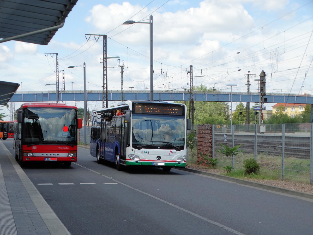 DB Untermainbus Setra 4000er und Stadtwerke Aschaffenburg Mercedes Benz Citaro 2 Wagen 174 am 01.08.16 am Hauptbahnhof