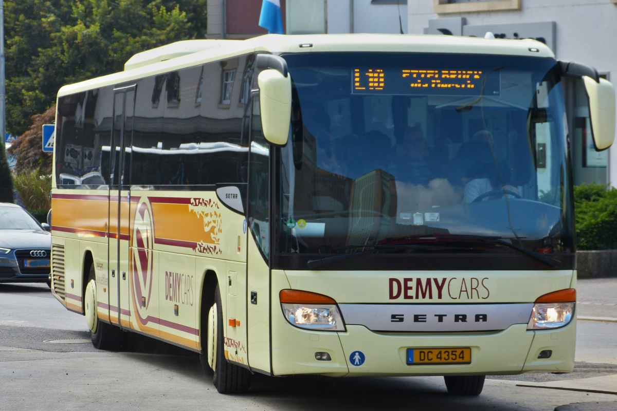 DC 4354, Setra S 416 HD von Demy Cars, fährt in den Busbahnhof ein. 04.09.2018