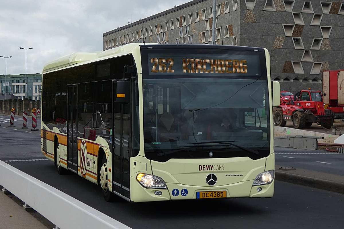 DC 4385, Mercedes Benz Citaro von Demy Cars, befährt die Rote Brücke in der Stadt Luxemburg. 04.10.2017