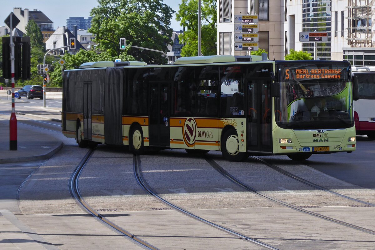 DC 4396, MAN Lion’s City von Demy Cars, gesehen in derOberstadt Luxemburgs, auf diesem Teilstück von ca 300 m, müssen sie die Fahrbahn der Tram benutzen um ihre Linien bedienen zu können. 05.2022
