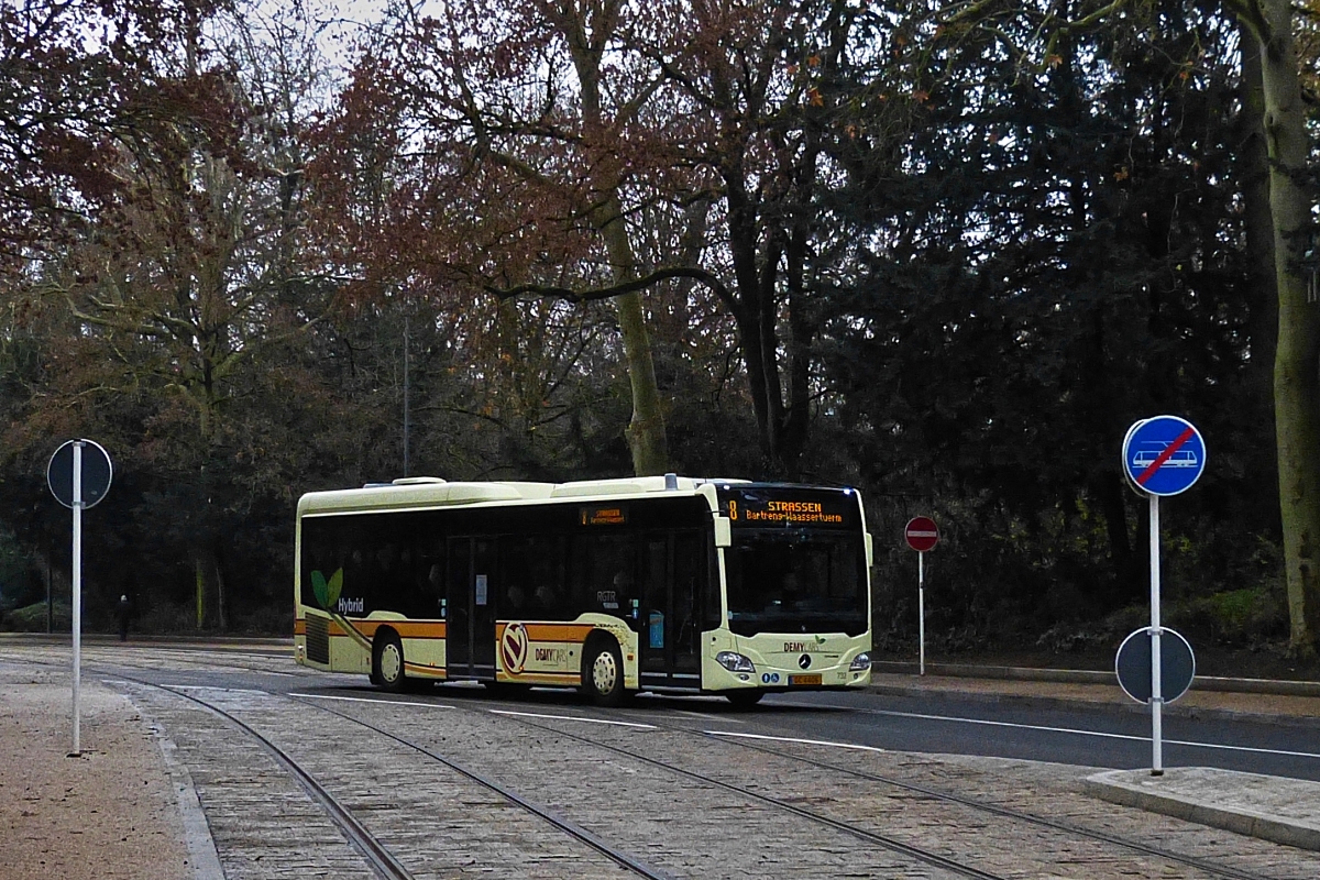 DC 4406, Mercedes Benz Citaro Hybrid, von Demy Cars, at soeben die Straßenbahnschienen in der Avenue  Emile Reuter , in der Stadt Luxemburg in Richtung Stäerplaz überquert. 02.12.2020  