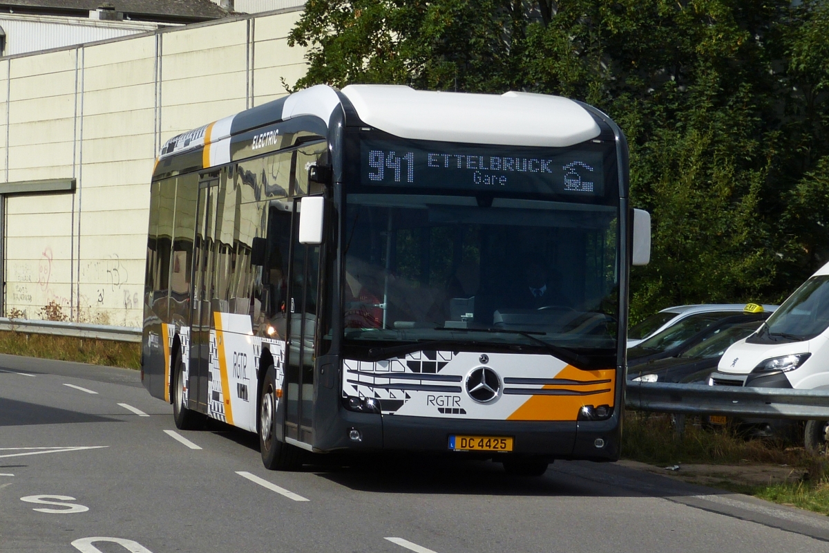 DC 4425, Mercedes Benz eCitaro von Demy Cars hat soeben die Bushaltestelle am Bahnhof in Ettelbrück verlasen. 08.2022