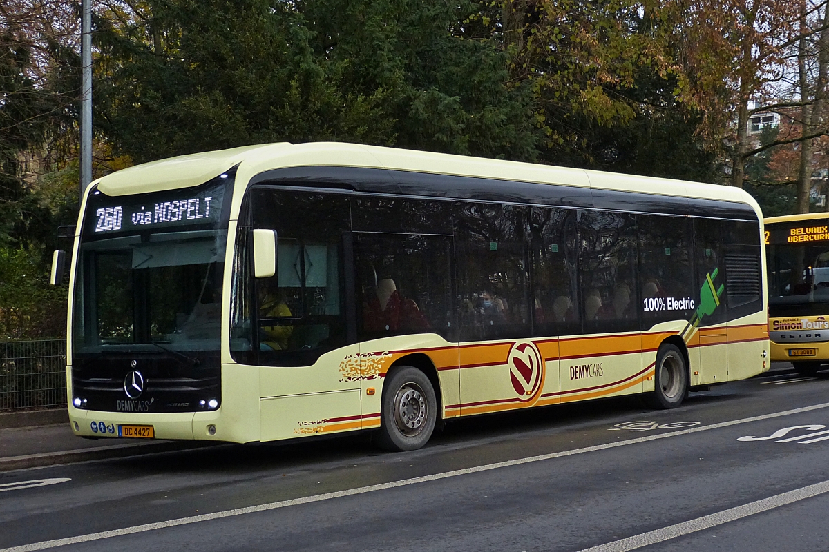 DC 4427, Mercedes Benz eCitaro von Demy Cars, hält kurz an einer Bushaltestelle in der Stadt Luxemburg. 07.12.2020