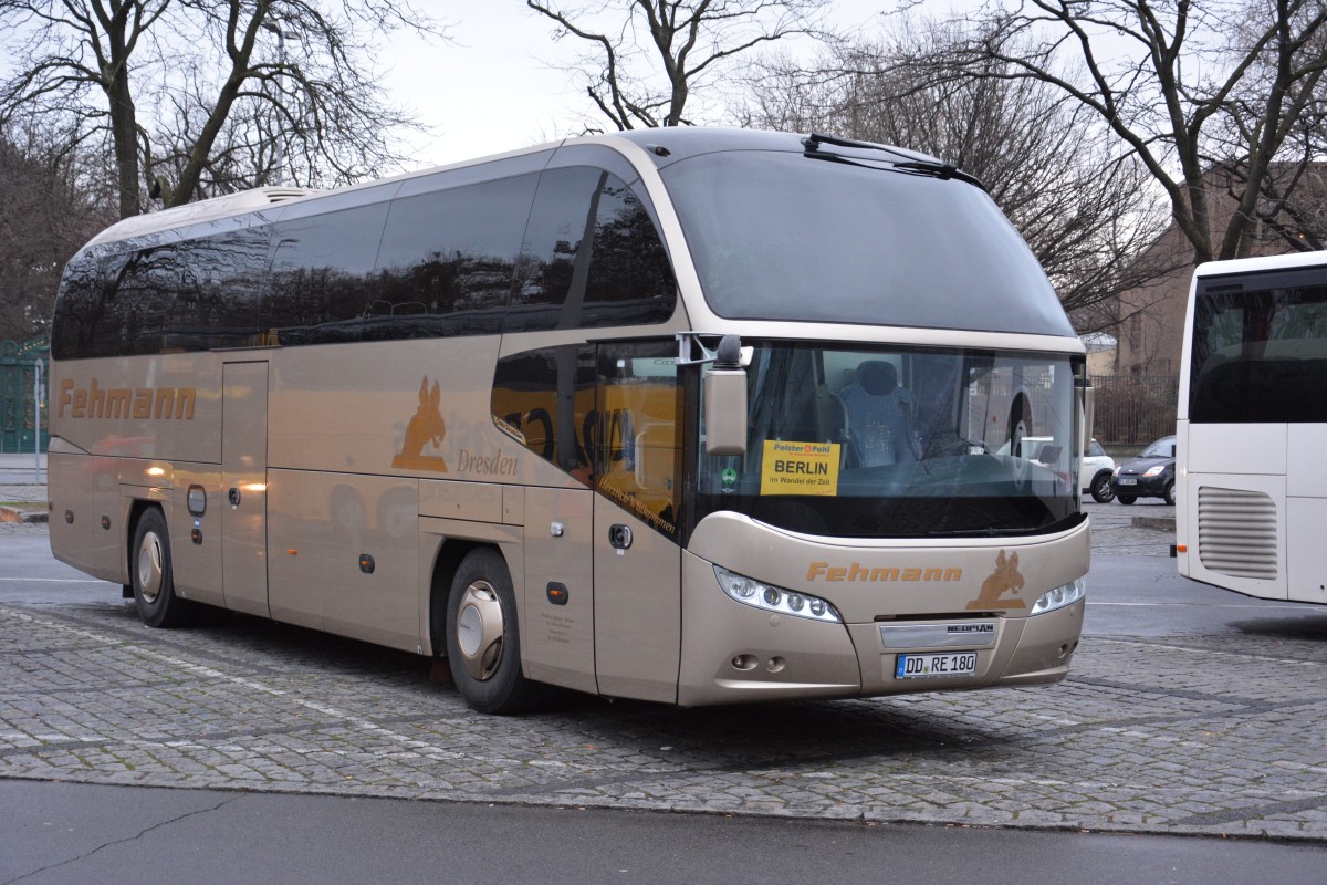 DD-RE 180 (Neoplan Cityliner) steht am 16.12.2014 auf dem Hardenbergplatz Berlin.

