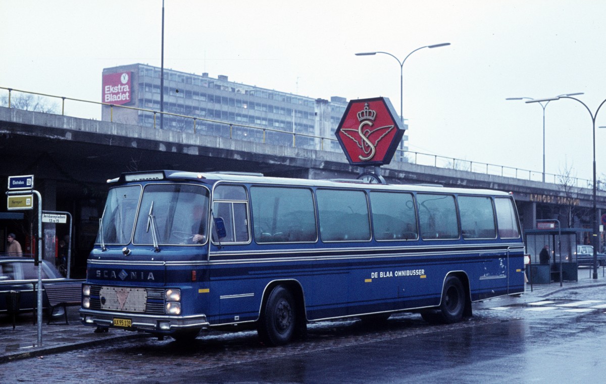 De Blaa Omnibusser AX 95.139 (Scania BF8054/Ørum-Petersen) S-Bf Lyngby am 29. Dezember 1973. 