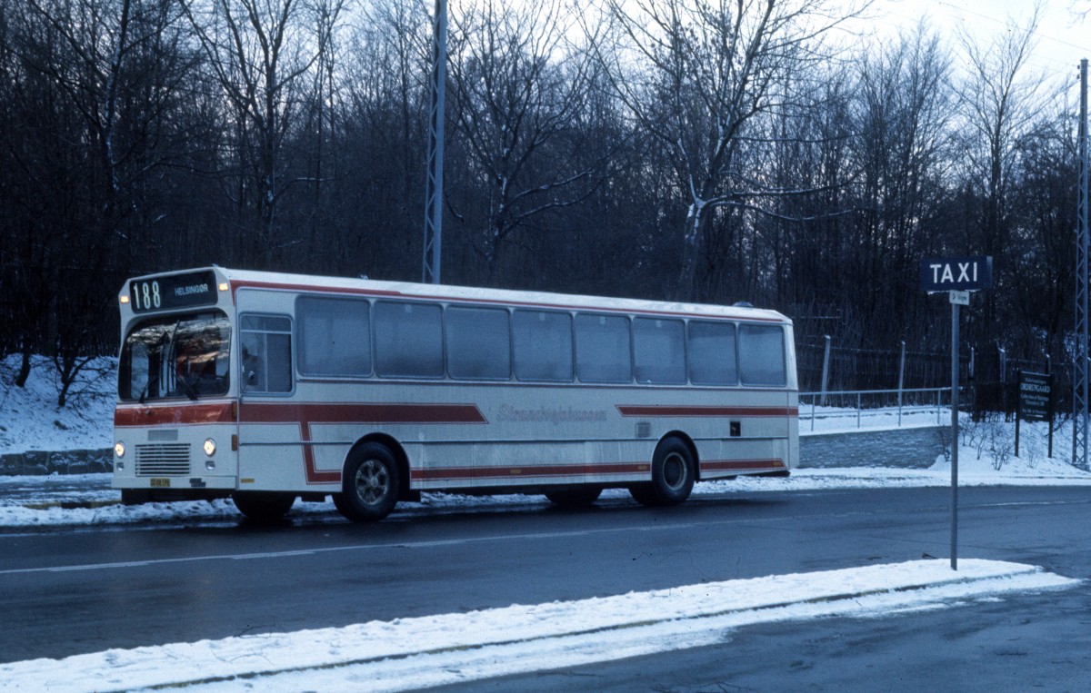 De Hvide Busser (: Die weissen Busse) Buslinie 188 (FIAT 418AL/Ringsted Karosserifabrik 1975 - DC 88.598) Klampenborg, Dyrehavevej / Klampenborg station (: S- und Regionalbahnhof Klampenborg) im Januar 1976. - Die Buslinie wurde  Strandvejsbussen  genannt, weil sie zwischen Klampenborg und Helsingør über  Strandvejen  (: die Küstenstrasse / Uferstrasse) am Sund entlang fuhr. - Seit 1989 fährt hier die Buslinie 388.