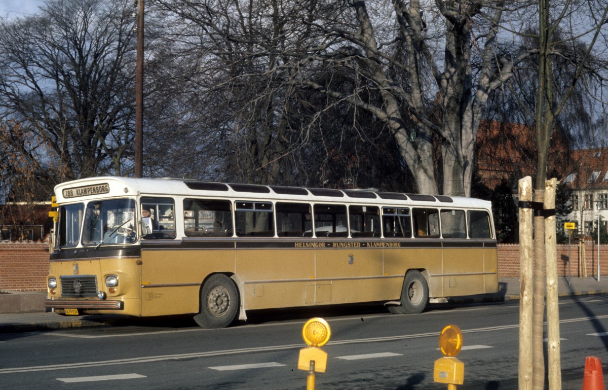 De Hvide Busser (bis 1. April 1975: Helsingør Omnibil Selskab, HOS)) Buslinie 188 (Volvo B 58-60/VBK 1967 - BA 79.034) Helsingør, I.L. Tvedesvej am 25. Dezember 1975. - Die Buslinie 188 fuhr - am Öresund entlang - zwischen Helsingør und Klampenborg (S- und Regionalbahnhof). - Seit 1989 fährt auf dieser Strecke die Buslinie 388.