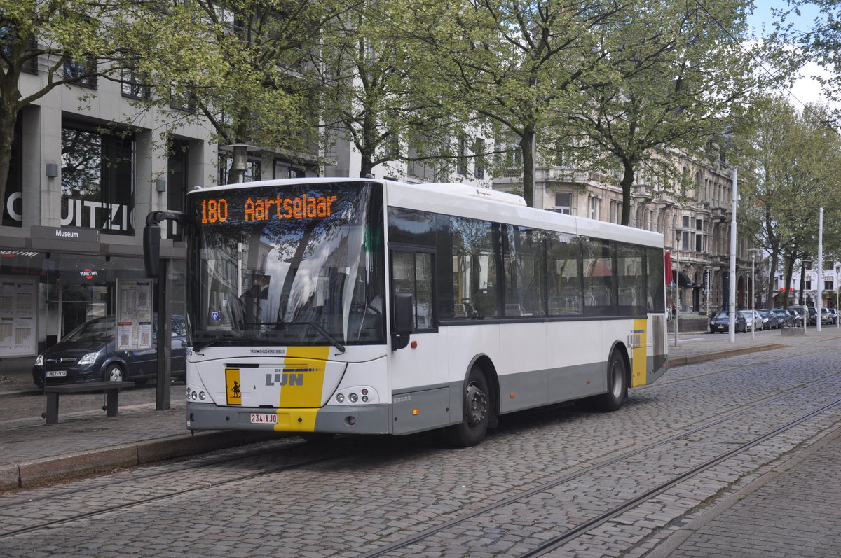 De Lijn 105505 Jonckheere Transit 2000 am Haltestelle Museum, aufgenommen 17.04.2017