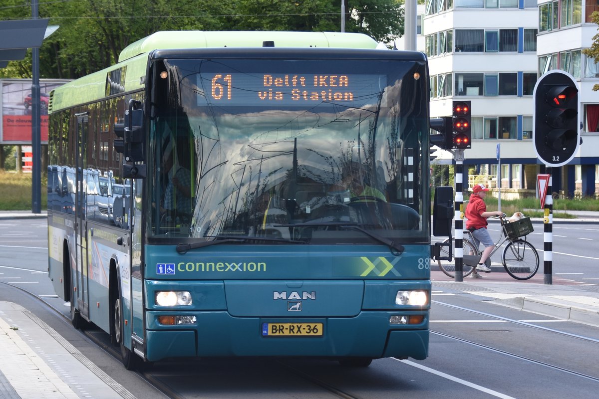 DELFT (Provincie Zuid-Holland), 06.08.2017, Bus 88?? von MAN als Linie 61 nach Delft IKEA in der Haltestelle Krakeelpolderweg