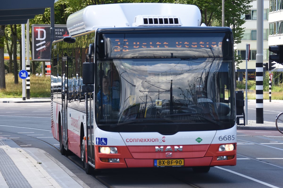 DELFT (Provincie Zuid-Holland), 06.08.2017, Bus 6685 von MAN als Linie 33 nach Delft Station in der Haltestelle Krakeelpolderweg