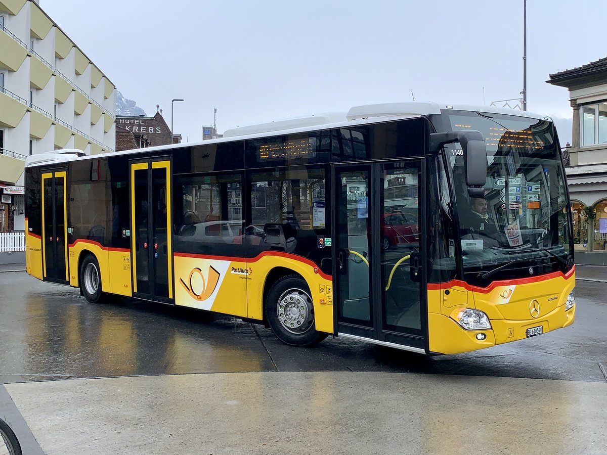 Der 2. neue MB C2 hybrid '11404'  BE 610 540  von PostAuto Interlaken, am 5.12.20 beim Bahnhofplatz Interlaken West.