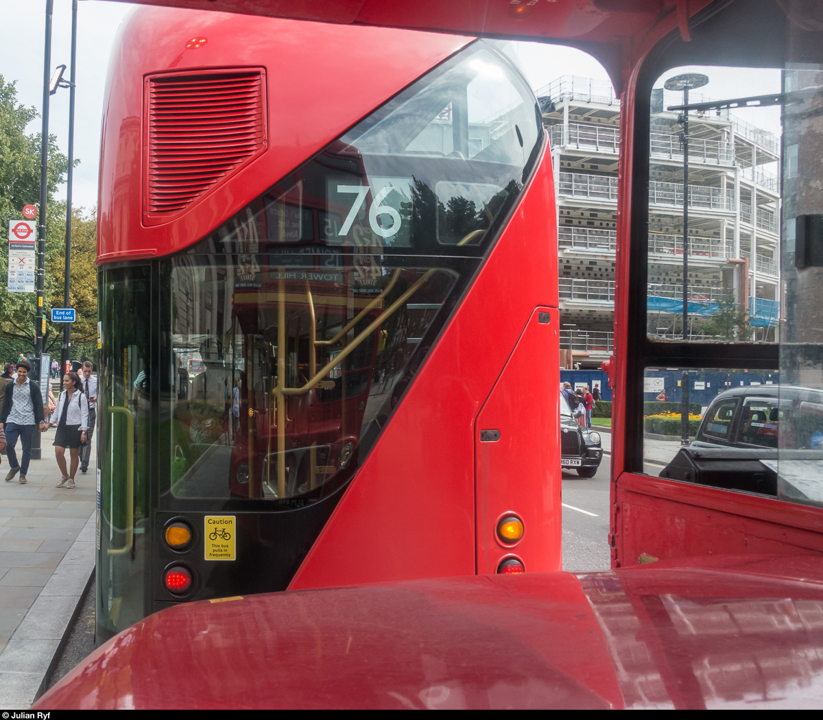 Der AEC Routmaster auf der Heritage Bus Route 15 spiegelt sich am 11. August 2017 bei der Haltestelle St. Paul's Cathedral in einem New Routemaster auf der Linie 76.