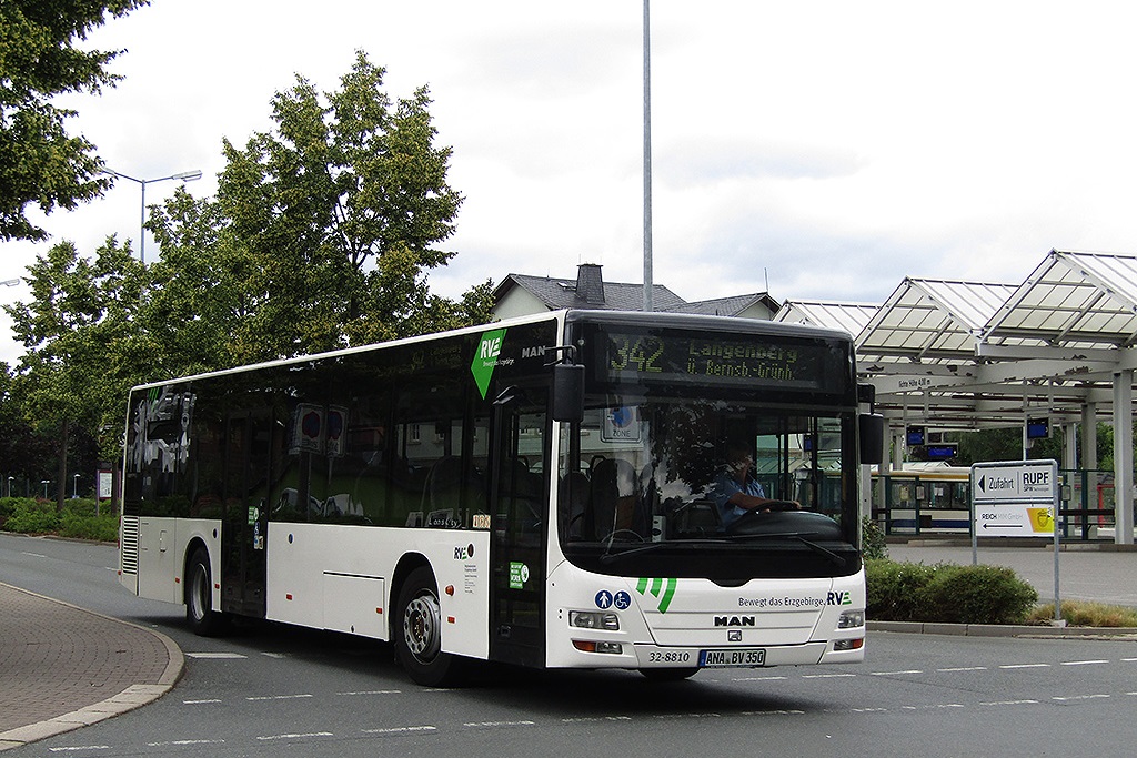 Der älteste MAN Lion´s City Ü bei RVE ist der Wagen 32-8810, Standort Schwarzenberg. Ich traff ihn auf der Linie 342 am 6. Juli 2020.