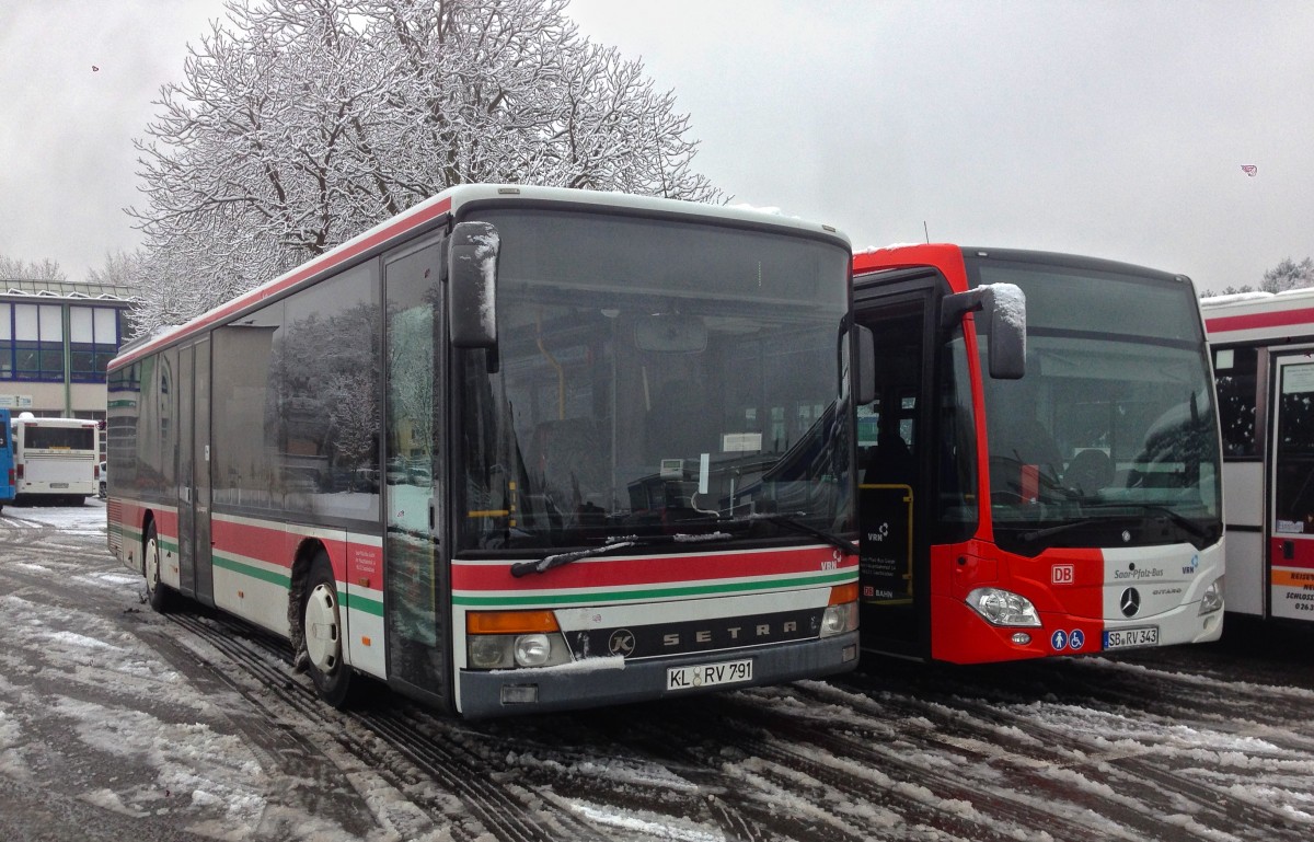 Der älteste und der neueste Saar-Pfalz-Bus der Betriebsstelle Kaiserslautern: Setra S315 NF Baujahr 1999 und Citaro C2 Ü Baujahr 2014 (KL-RV 791 und SB-RV 343) beim ersten Schnee 2014 in Kaiserslautern (03.12.2014)