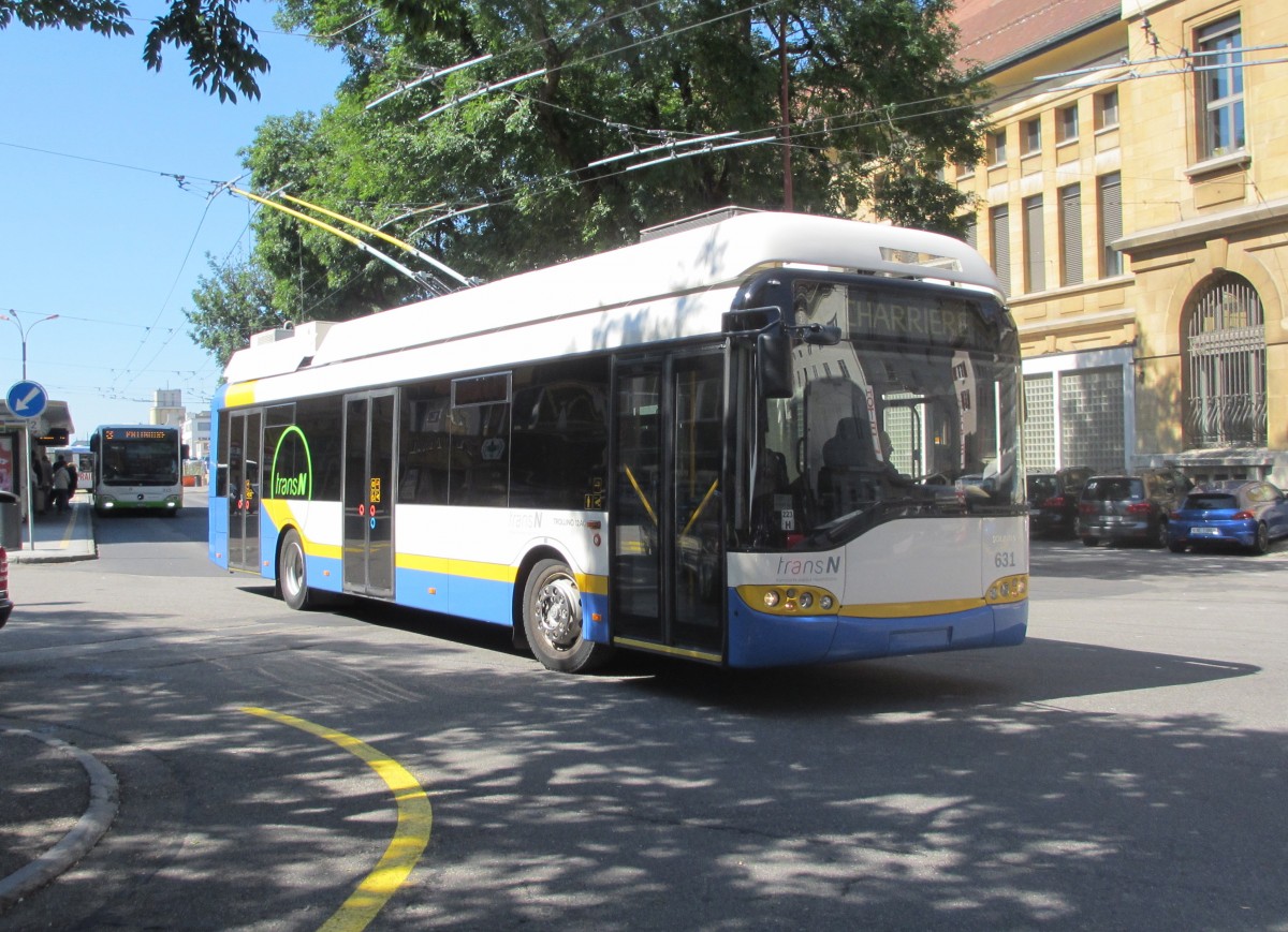 Der als  abgestellt  gemeldete Solaris Trollino (trn 131) ist mit der neuen transN Nr. 631 am 15.8.2013 im Betriebseinsatz beim Bahnhofplatz.