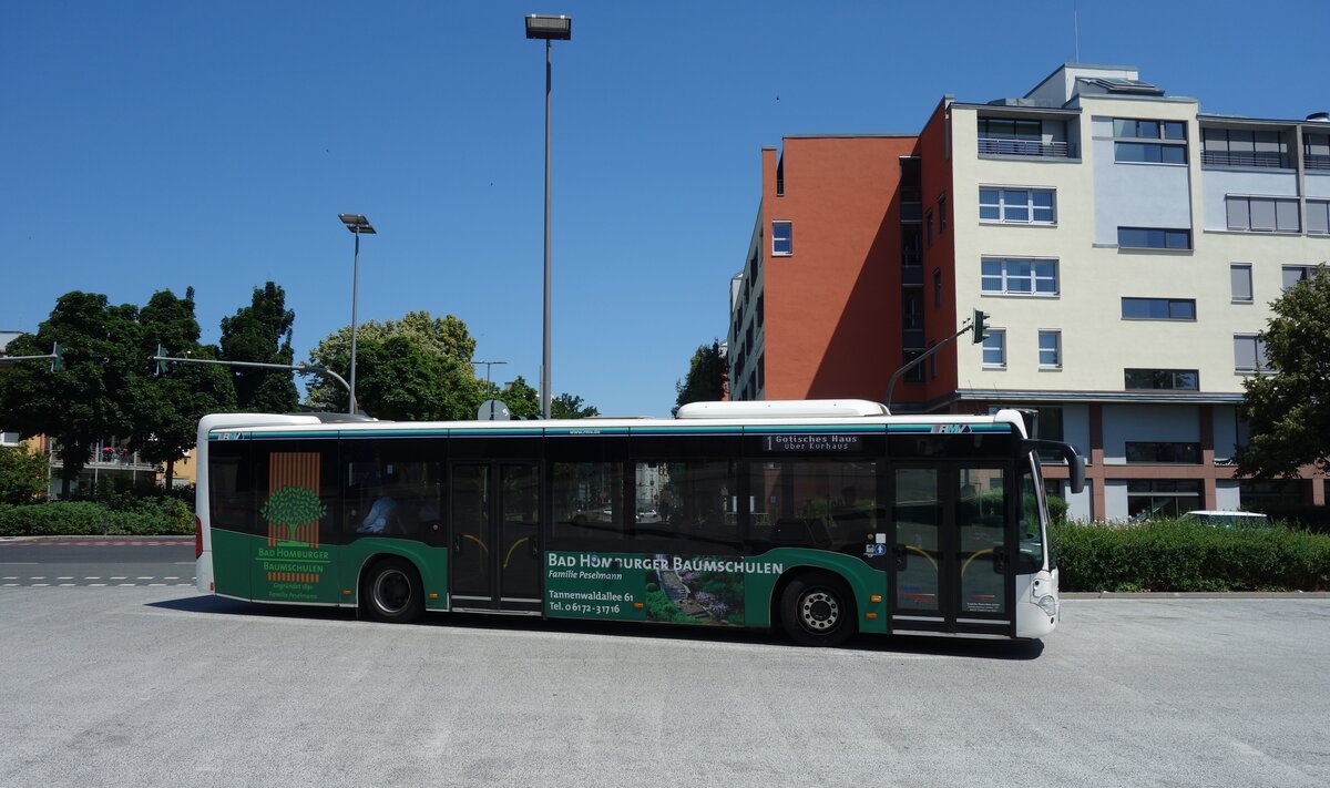 Der am 20.06.2025 auf der Linie 1 im Einsatz, von Transdev Rhein-Main betriebene Bus am Bad Homburger Bahnhof auf der Fahrt nach Bad Homburg, Gotisches Haus. Fahrzeug Werbung :Bad Homburger Baumschulen