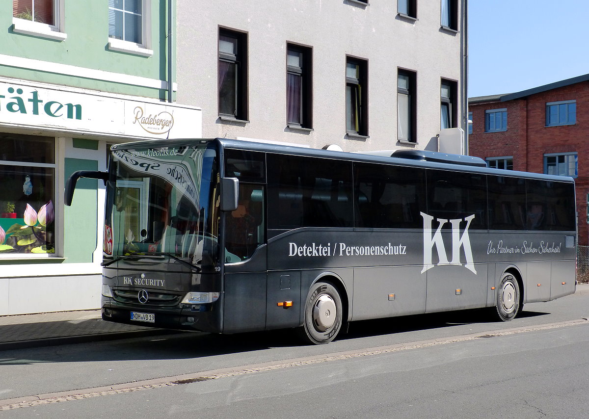 Der auffälligste, gerade deswegen weil er eigentlich der unauffälligste ist, ist dieser Bus der Verkehrsbetriebe Nordhausen mit Werbung für eine Sicherheits-und Detektei-Firma. Wenn er sauber ist glänzt er tiefschwarz. Nordhausen 06.04.2018