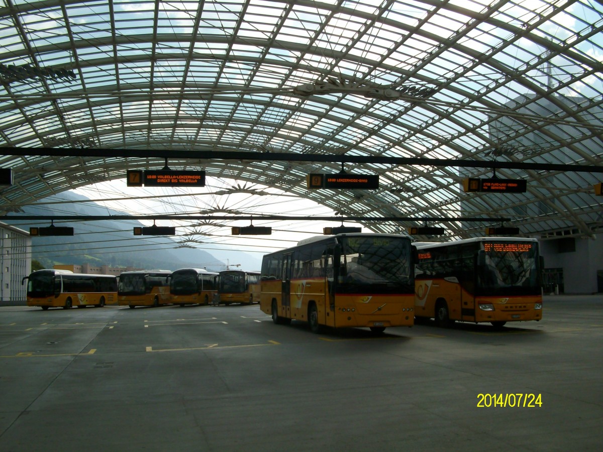 Der Bahnhof Chur ist eines der besten Beispiele für die Verknüpfung zwischen Bahn und Bus. Hier zu sehen ist der Busbahnhof Chur am 24.7.2014. Dieser befindet sich direkt oberhalb der Bahngleise und ist von jedem Bahnsteig aus barrierefrei erreichbar.