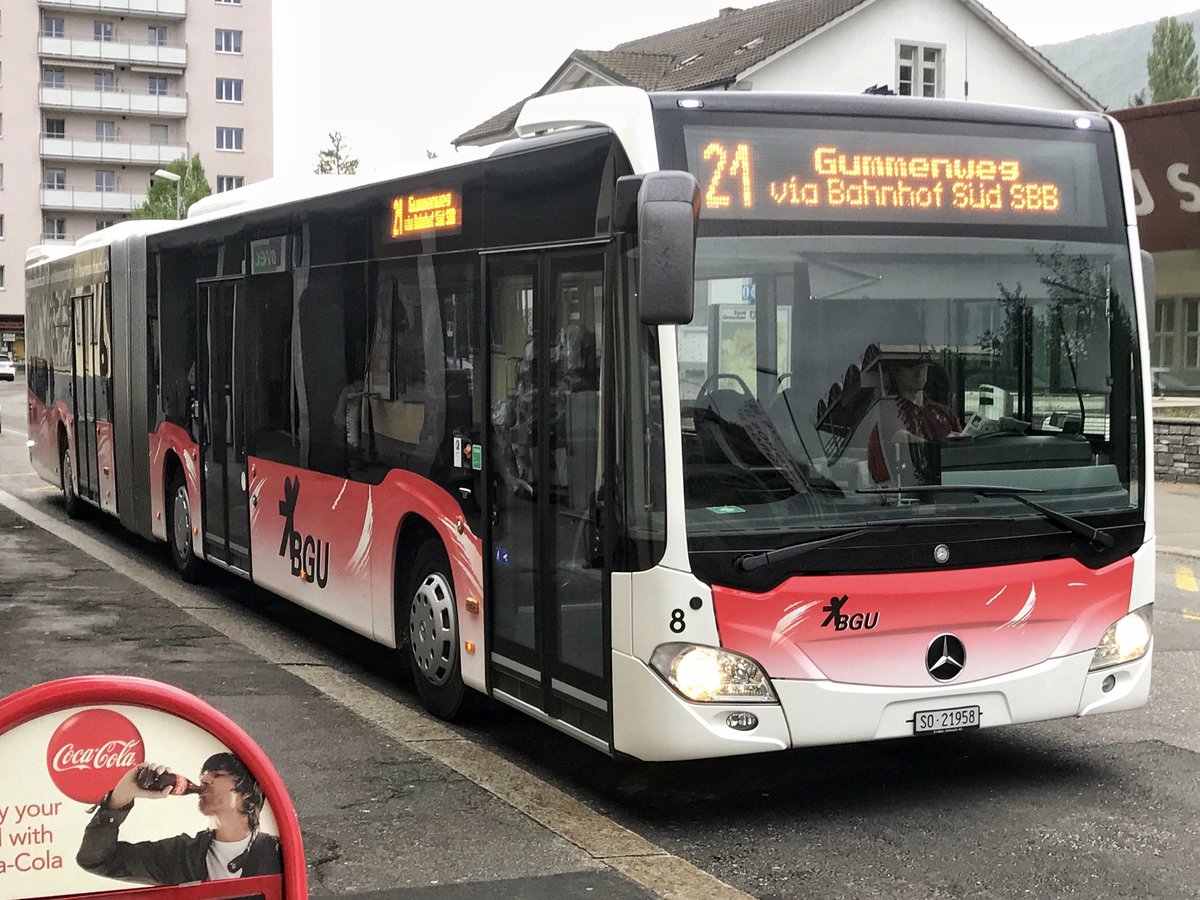 Der BGU C2 Gelenkbus Nr. 8 am 23.4.18 beim Bhf Grenchen Süd am warten.