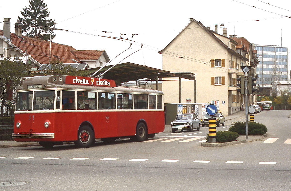Der Bieler Solowagen 31 gehört zu einer zwischen 1940 und 1959 bei Berna/Hess (Elektrik SAAS) beschafften Serie von 25 Oberleitungsbussen, im Mai 1980 ist er auf der Linie 3 in Richtung See unterwegs