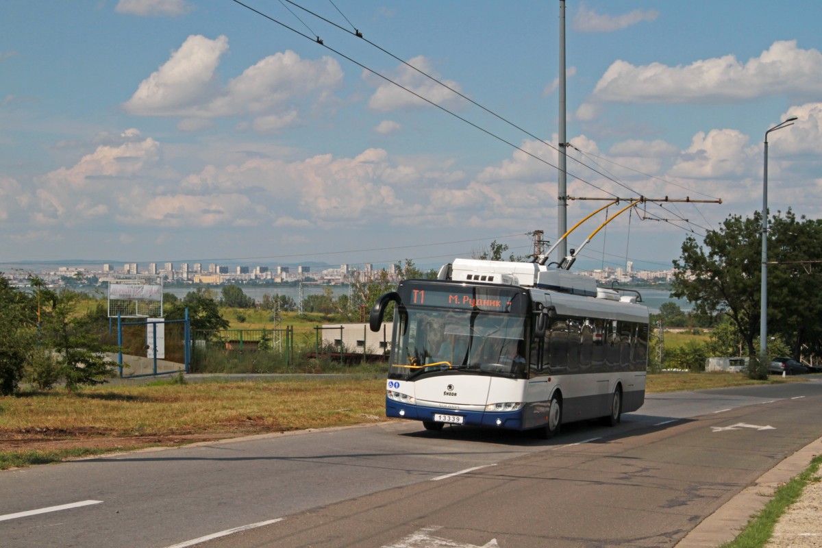 Der brandneue Škoda/Solaris 26Tr Nr. 13339 von Burgasbus am 17. Juli 2014 auf dem Weg nach Meden Rudnik.