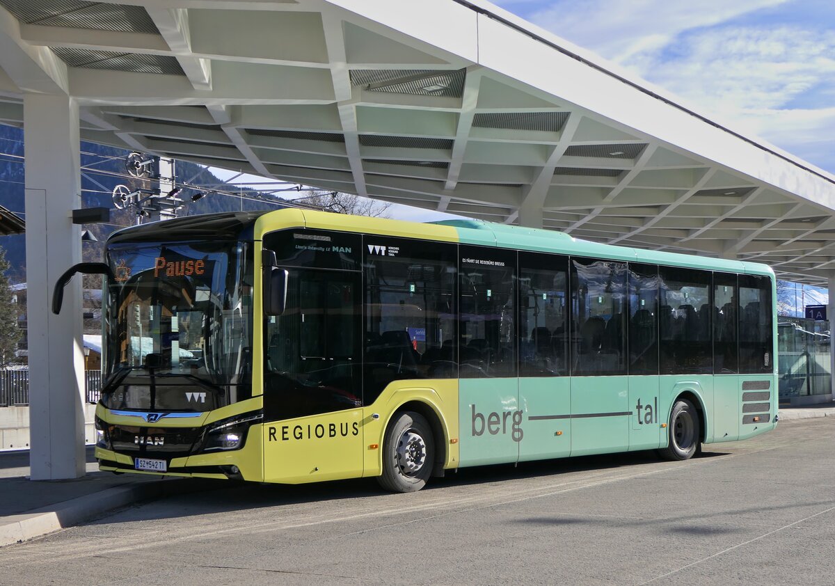 Der brandneue MAN 32C Lion's Intercity LE360 mit der Kennung SZ-542TI der Ledermair-Gruppe war am 27.12.2023 am Busterminal des Bahnhofs von Seefeld in Tirol abgestellt und wartete auf den nächsten Einsatz. 