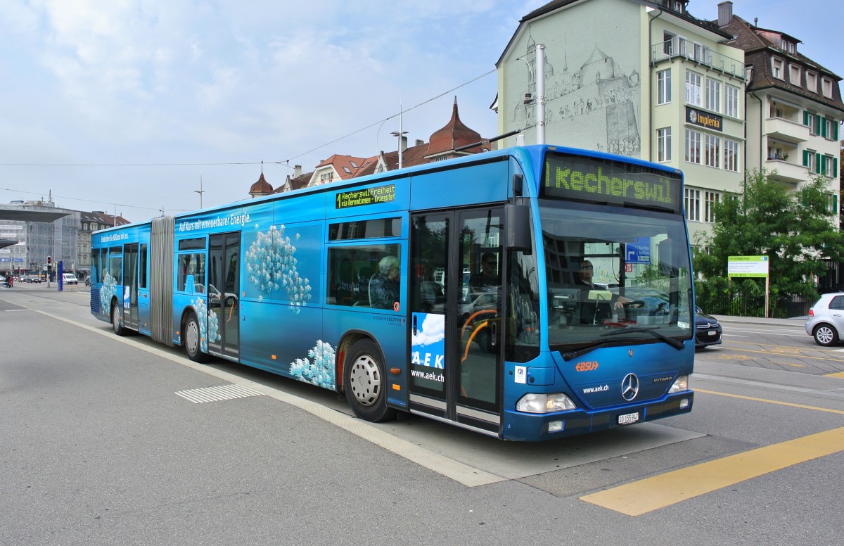 Der BSU Citaro G Nr. 47 wirbt seit Jahren für AEK Energie. Jetzt hat es wieder einmal ein neues Werbesujet gegeben, Solothurn Hauptbahnhof, 27.09.2013.