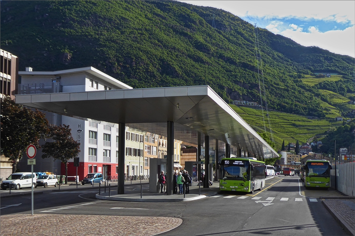 Der Busbahnhof von Bozen nahe dem Hauptbahnhof, ist seit dem 9 Dezember 2018 in Betrieb, im Hintergrund sieht man den ersten Teil der Rittnerseilbahn nach Oberbozen. 15.05.2019 