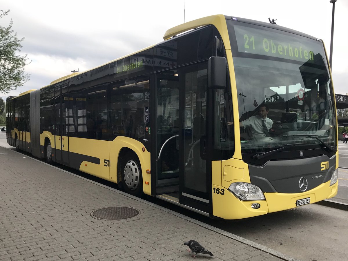 Der C2 Gelenkbus 163 der STI am 26.4.18 beim Bhf Thun am warten auf die Abfahrt.