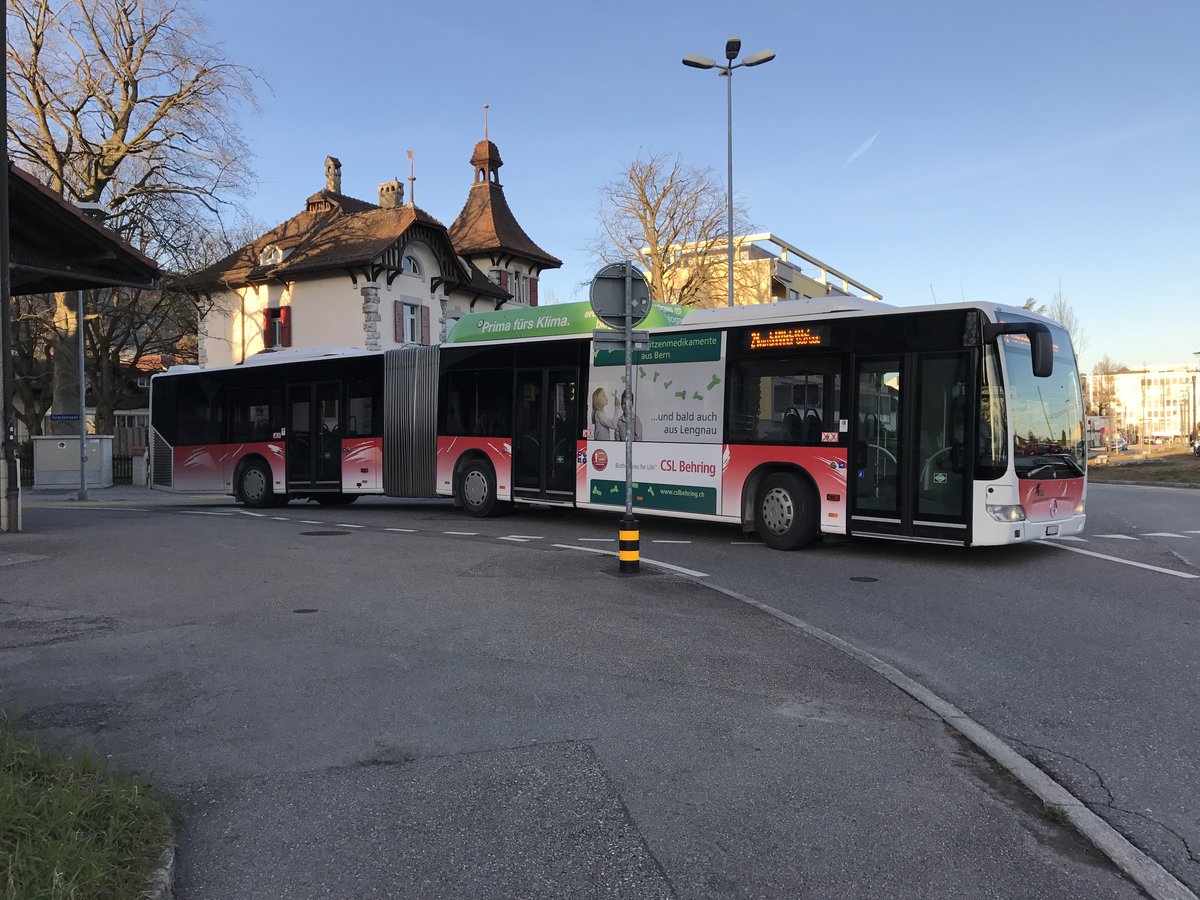 Der Citaro Gelenkbus Nr. 28 auf der Linie 21 Richtung Lingeriz, am 10.3.17 kurz vor dem Bhf Süd.