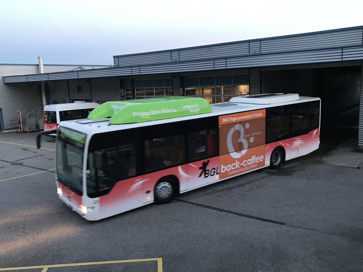 Der Citaro Nr. 23 verlässt die Waschstrasse bei der BGU Garage, am 10.3.17.