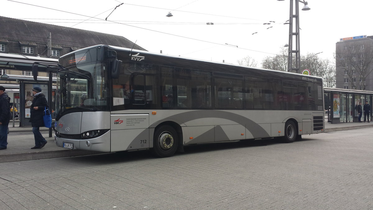 Der Dienst des KA VK 712 der VBK ist beendet. Er fährt jetzt nachhause in die Tullastraße. Gesichtet am 26.03.2018 am Hauptbahnhof in Karlsruhe.