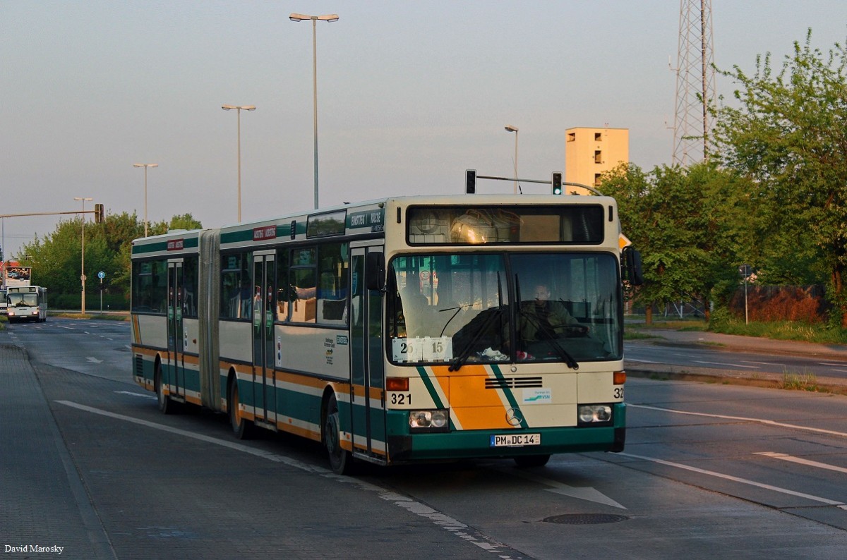 Der ehemalige Göttinger O405G mit der Nummer 321 am frühen Morgen an der Brandenburger Fontanestraße. 25.04.2014 Nun dient er als Spargelbus.