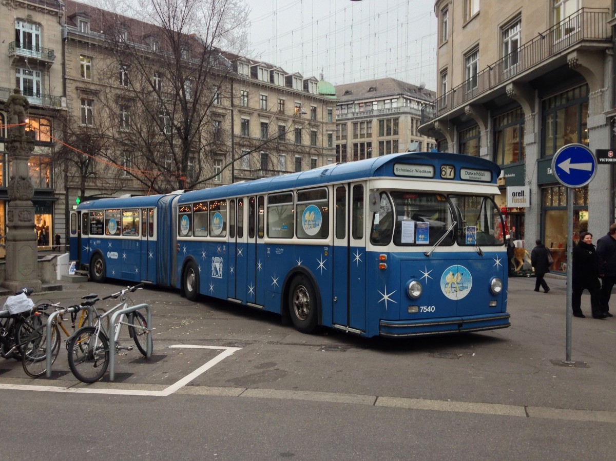 Der ehemalige VBZ Saurer Linienbus 7540 ist wie jedes Jahr als Pcklibus an der Bahnhofstrasse in Zrich abgestellt, 05.12.2014.