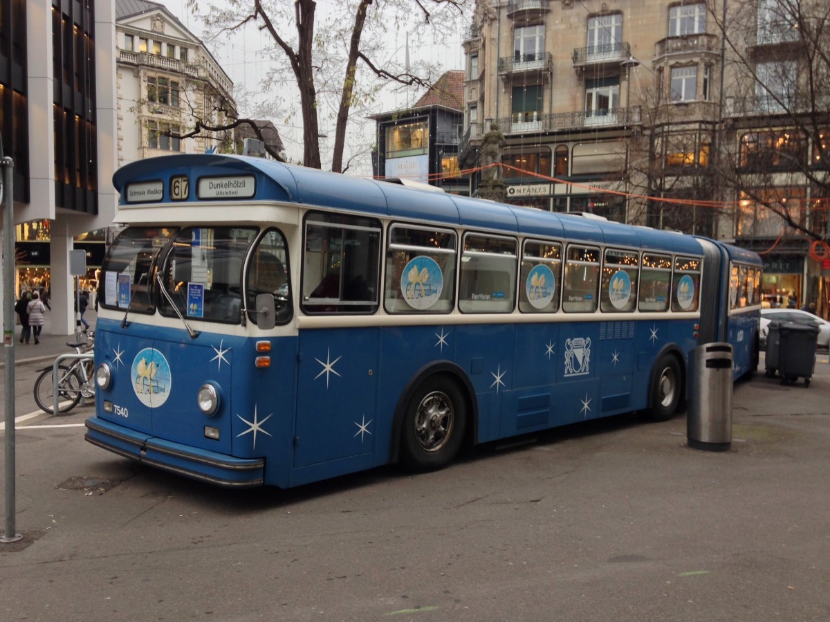 Der ehemalige VBZ Saurer Linienbus 7540 ist wie jedes Jahr als Pcklibus an der Bahnhofstrasse in Zrich abgestellt, 05.12.2014.