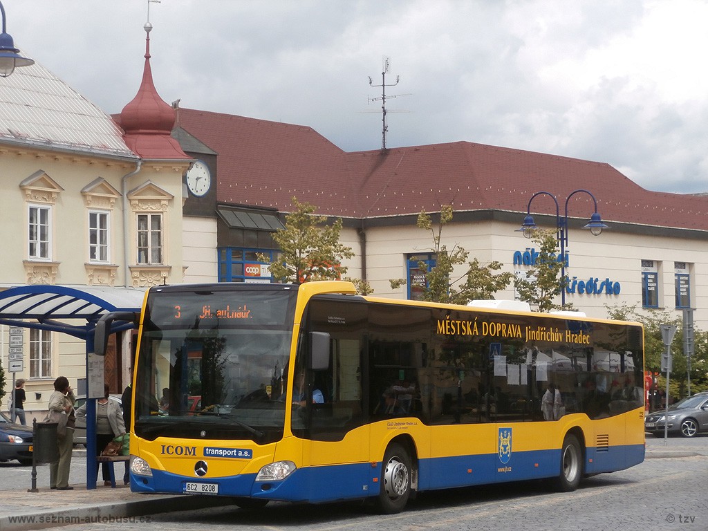 Der einige neue Citaro ist bei ČSAD Jindřichův Hradec. Der Wagen wurde auf der Stadtlinie 3, Haltstelle Masarykovo náměstí in Jindřichův Hradec fotografiert. (20.6.2014) 
