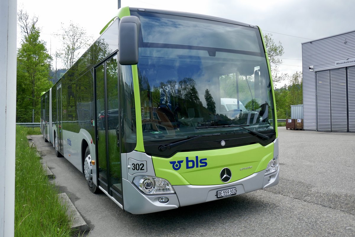 Der erste Gelenkbus der Busland AG! MB C2G 302 am 6.5.20 vor dem Depot in Langnau parkiert.