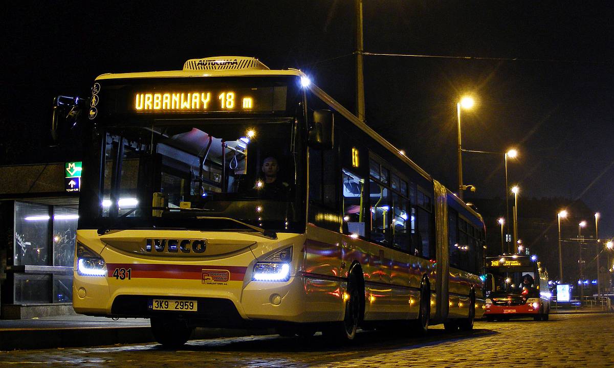 Der erste Iveco Urbanway Gelenkbus in Tschechien gehört zum Fuhrpark des Stadtbetriebes DPKV in Karlovy Vary (Karlsbad) und ist unter Wagen-Nr. 431 eingereiht. Dieser Bus war einer der Highlights auf diesjährigen Czechbus-messe. Bei der Rückfahrt am 26. November 2015 habe ich die Bekanntschaft mit DPKV-Fahrern ausgenutzt und ein Paar Bilder noch in Prager Straßen gemacht. Hier steht der 431 am Busbahnhof Dejvická.