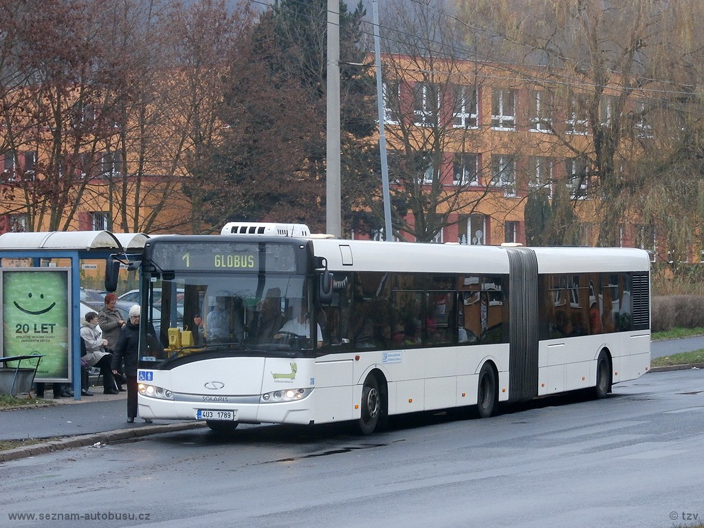 Der erste Solaris Urbino 18 in Chomutov auf der Linie 1, Haltstelle Sportovní hala (Turnhalle) in Chomutov. (22.12.2014)