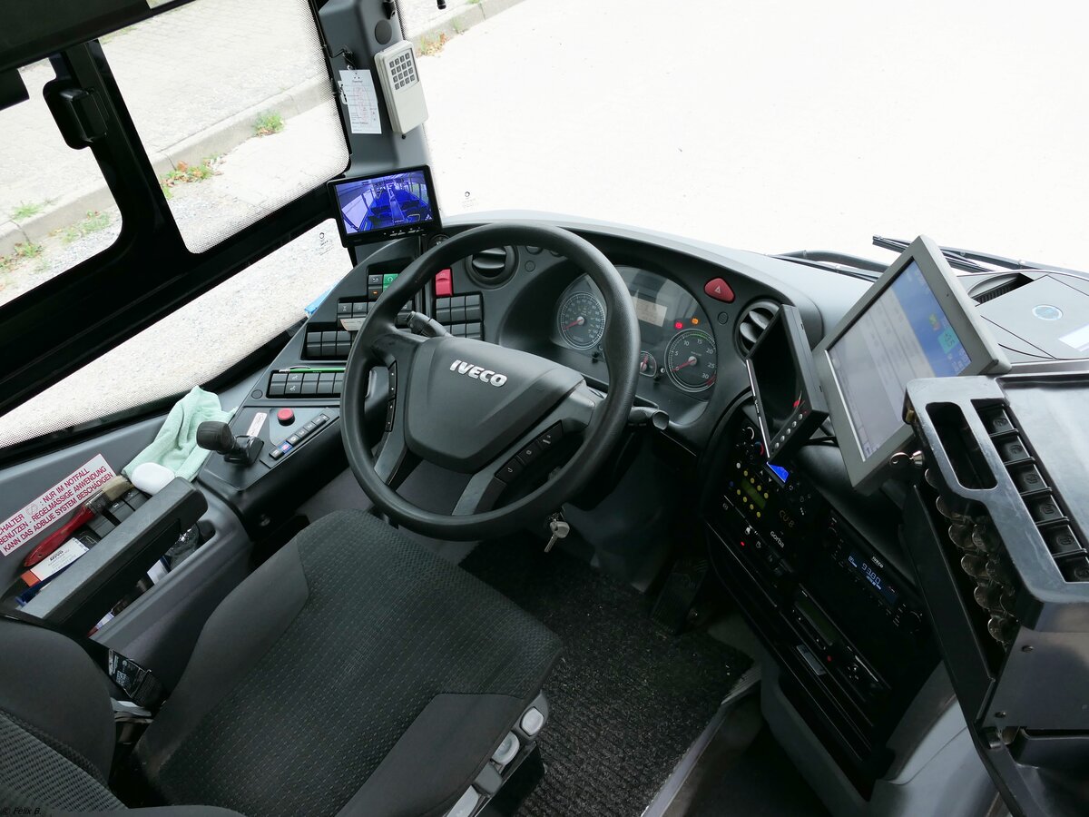 Der Fahrerarbeitsplatz eines Iveco Crossway der MVVG in Waren am 22.09.2021