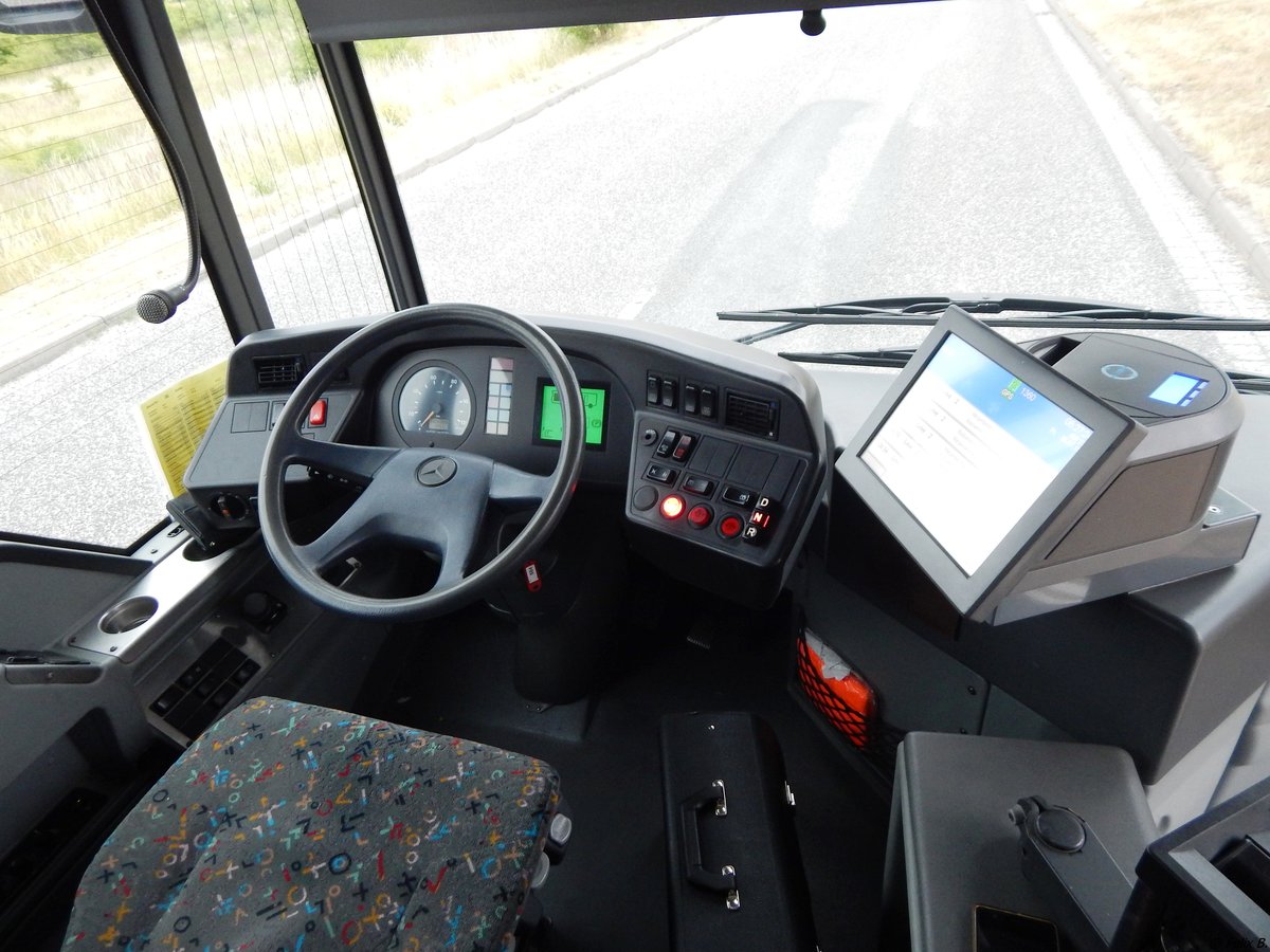 Der Fahrerarbeitsplatz eines Mercedes Citaro II der Neubrandenburger Verkehrsbetriebe in Neubrandenburg am 07.07.2018