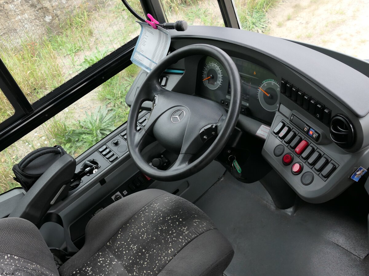 Der Fahrerarbeitsplatz eines Mercedes Citaro III LE Ü von Becker-Strelitz Reisen aus Deutschland in Wesenberg am 11.09.2021