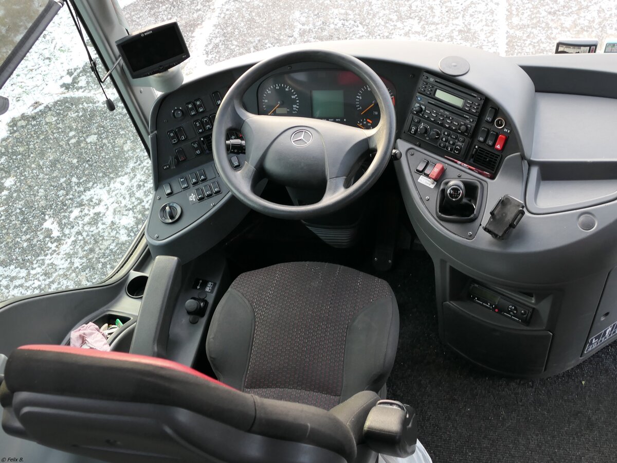 Der Fahrerarbeitsplatz eines Mercedes Tourismo von Lewitz-Reisen aus Deutschland in Neubrandenburg am 21.01.2022