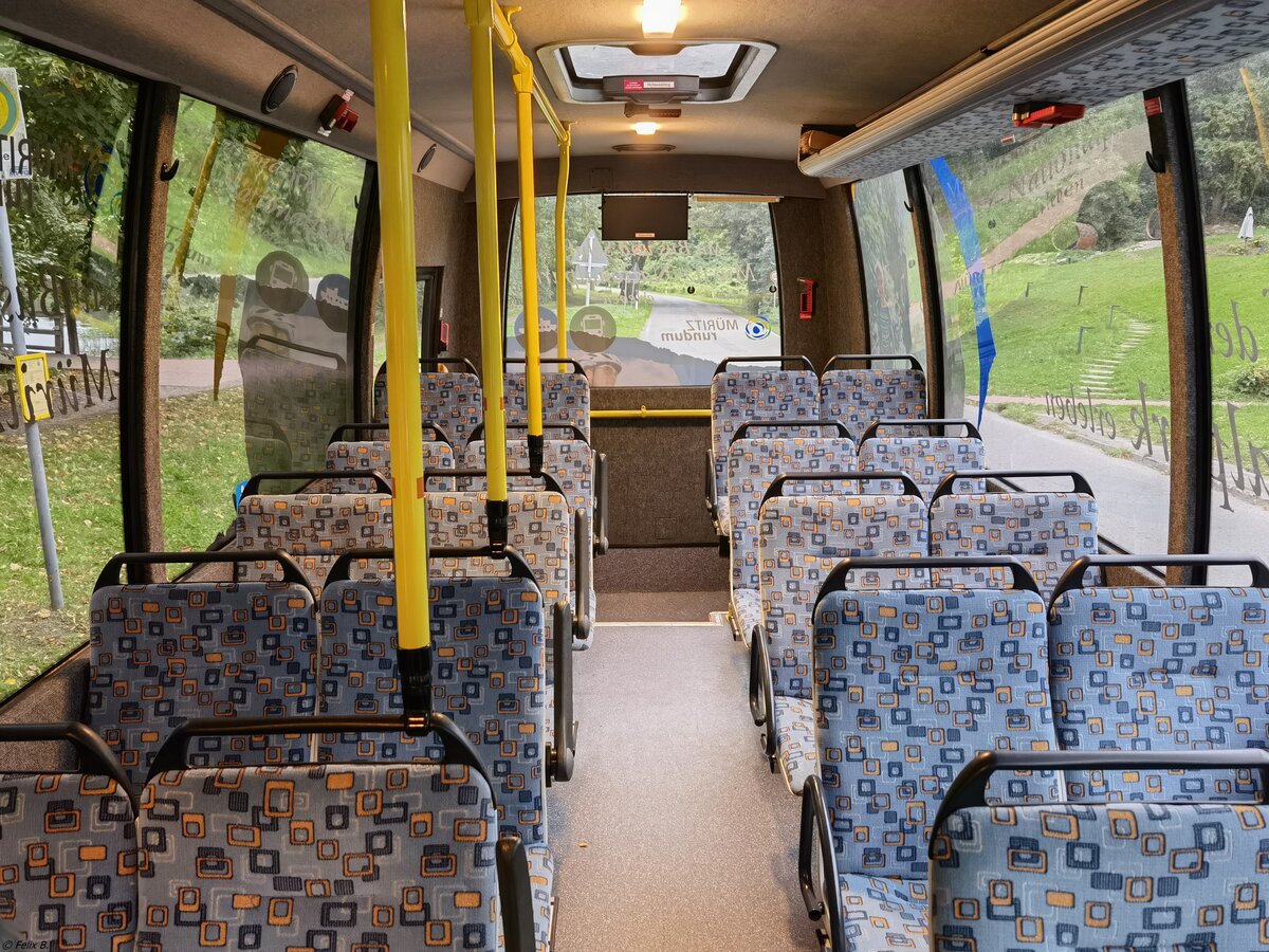 Der Fahrgastraum eines Iveco Daily mit TS-Aufbau der MVVG in Waren am 22.09.2021