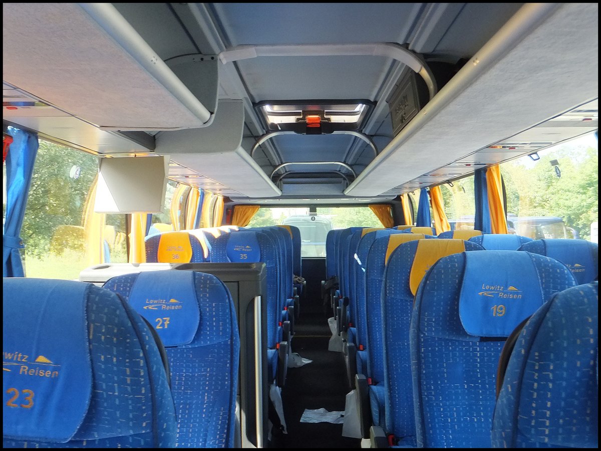 Der Fahrgastraum vom Neoplan Cityliner von Lewitz Reisen aus Deutschland in Rostock am 02.07.2014